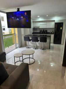Virtuve vai virtuves zona naktsmītnē Moderno Apartamento Primer Piso Cerca de Pereira