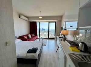 Ένα ή περισσότερα κρεβάτια σε δωμάτιο στο Romantic Getaway Studio Suite Sea View at Kartal +7 φωτογραφίες