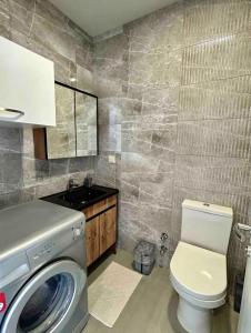 Ένα μπάνιο στο Romantic Getaway Studio Suite Sea View at Kartal