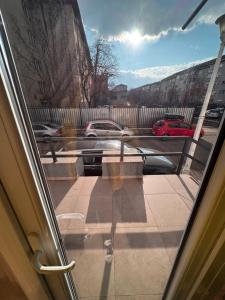 Aussicht aus einem Fenster einer Straße mit Autos in der Unterkunft Central Modern Apartment in Oradea