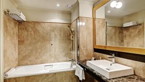 Uma casa de banho em Grandezza Hotel Luxury Palace