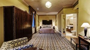 Uma cama ou camas num quarto em Grandezza Hotel Luxury Palace