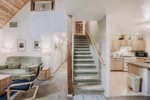 Η κουζίνα ή μικρή κουζίνα στο Mt Baker Rim Cabin 19 - Pet Friendly, WIFI, Hot Tub, Sleeps 10