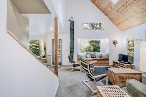 Χώρος καθιστικού στο Mt Baker Rim Cabin 19 - Pet Friendly, WIFI, Hot Tub, Sleeps 10