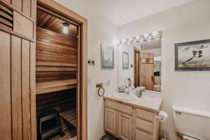 Φωτογραφία από το άλμπουμ του Mt Baker Rim Cabin 19 - Pet Friendly, WIFI, Hot Tub, Sleeps 10 σε Glacier +15 φωτογραφίες