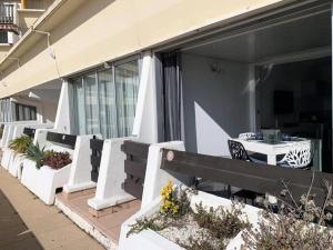 balkon ze stołem i krzesłami na budynku w obiekcie Résidence Port Nature Colline 5 - Studio pour 2 personnes numéro 529 - Naturiste w Cap d'Agde