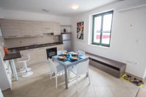 Kuchyň nebo kuchyňský kout v ubytování Apartments Umag Center, seafront with terrace in Umag