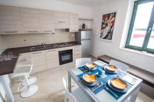 Kuchyň nebo kuchyňský kout v ubytování Apartments Umag Center, seafront with terrace in Umag