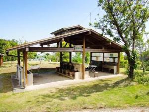 安来市にあるUenodai Midorinomura - Vacation STAY 27894vの公園内のピクニックテーブル付きパビリオン