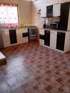 a kitchen with a tiled floor with a stove at Refugio el Amparo de Paine in El Majuelo
