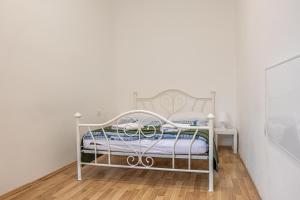 Kama o mga kama sa kuwarto sa Superb 2BR Apt Very Spacious At the Millenium Tower