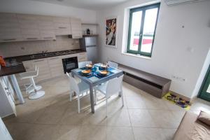 Kuchyň nebo kuchyňský kout v ubytování Apartments Umag Center, seafront with terrace in Umag