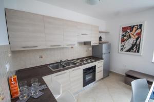 Kuchyň nebo kuchyňský kout v ubytování Apartments Umag Center, seafront with terrace in Umag