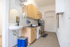 Kitchen o kitchenette sa Superb 2BR Apt Very Spacious At the Millenium Tower