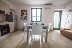 Kuchyň nebo kuchyňský kout v ubytování Apartments Umag Center, seafront with terrace in Umag