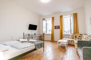 维也纳Superb 2BR Apt Very Spacious At the Millenium Tower的一间卧室配有一张床和一张沙发