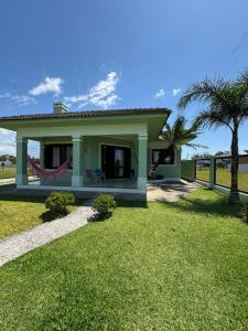 Κήπος έξω από το Excelente CASA 2 quadras do mar +47 φωτογραφίες