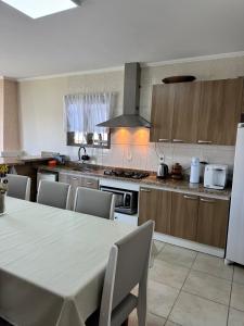 Η κουζίνα ή μικρή κουζίνα στο Excelente CASA 2 quadras do mar