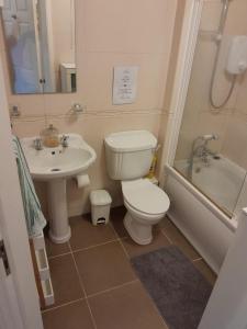 ゴールウェイにあるSpacious and Bright 2 Bedroom Apt - Great locationのトイレ、洗面台、浴槽を備えたバスルーム