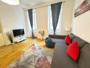 Μια τηλεόραση ή/και κέντρο ψυχαγωγίας στο Charming Flat & Balcony near Central Station l BG5