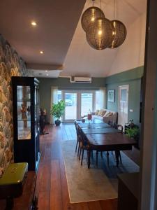 a living room with a table and a couch at B&B de Pinguin in Bergentheim