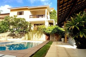 una casa con piscina di fronte a una casa di Carnaval Olinda-PE, casa à 5km do centro! a Olinda