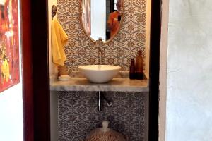 un bagno con un lavandino e uno specchio di Carnaval Olinda-PE, casa à 5km do centro! a Olinda Altre 22 foto