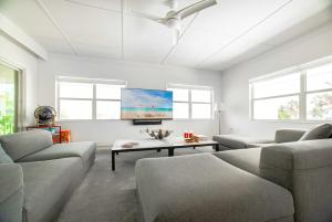 Μια τηλεόραση ή/και κέντρο ψυχαγωγίας στο Cayman Luxury Rentals at Cayman Club # 25