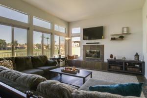 Televisyen dan/atau pusat hiburan di Country Club Home with Pool and Spa, 2 Mi to Coachella
