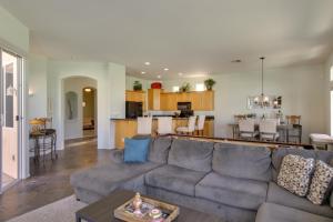 Dapur atau dapur kecil di Country Club Home with Pool and Spa, 2 Mi to Coachella
