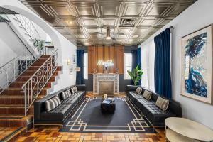 Posezení v ubytování Nine20 Collins Apartments by Lowkl