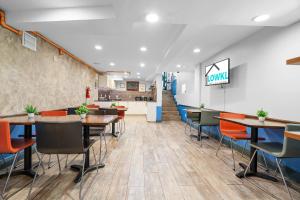 Posezení v ubytování Nine20 Collins Apartments by Lowkl