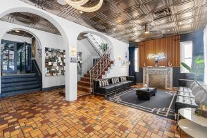 Posezení v ubytování Nine20 Collins Apartments by Lowkl