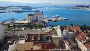 uma vista aérea de uma cidade e da água em Sunshine Split em Split