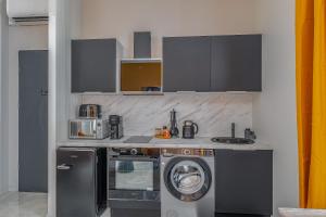 a kitchen with a washer and a washing machine at Vienne in Lyon
