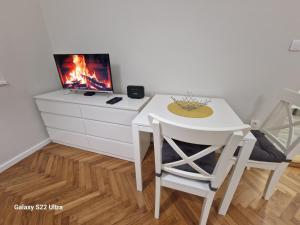 TV a/nebo společenská místnost v ubytování Park Oaza