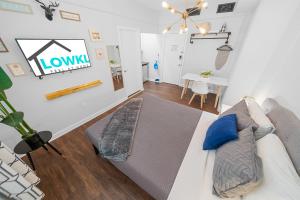 Posezení v ubytování Nine20 Collins Apartments by Lowkl