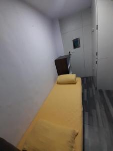 Postel nebo postele na pokoji v ubytování Sinhassan Dormitory Hostel Juhu