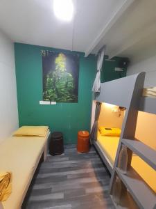 Postel nebo postele na pokoji v ubytování Sinhassan Dormitory Hostel Juhu