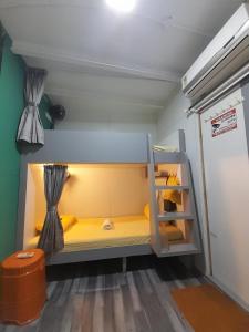 Postel nebo postele na pokoji v ubytování Sinhassan Dormitory Hostel Juhu