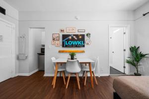 TV a/nebo společenská místnost v ubytování Nine20 Collins Apartments by Lowkl