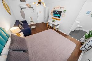 TV a/nebo společenská místnost v ubytování Nine20 Collins Apartments by Lowkl