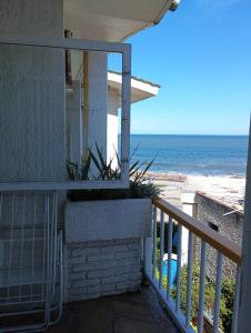 un balcón con vista al mar en Sentí el Mar.., en Punta del Este