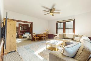 ein Wohnzimmer mit einer Couch und einem Deckenventilator in der Unterkunft Big River Retreat in Mendocino