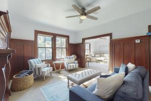 ein Wohnzimmer mit einem blauen Sofa und Stühlen in der Unterkunft Big River Retreat in Mendocino