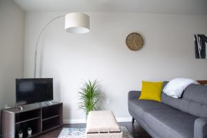 Μια τηλεόραση ή/και κέντρο ψυχαγωγίας στο Capitol Hill Modern Studio with Free Parking!