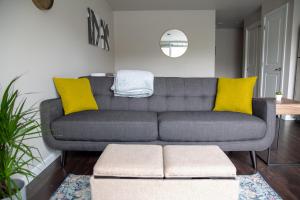 Χώρος καθιστικού στο Capitol Hill Modern Studio with Free Parking!
