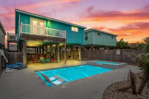 una casa con piscina delante en Boogie Board Bungalow - Pet Friendly PRIVATE POOL, en Port Aransas