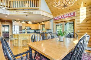- une salle à manger et une cuisine avec une table et des chaises en bois dans l'établissement Private Hot Tub and Sauna Bryant Pond Retreat!, à Bryant Pond