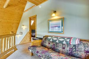 - un salon avec un canapé dans une cabine dans l'établissement Private Hot Tub and Sauna Bryant Pond Retreat!, à Bryant Pond